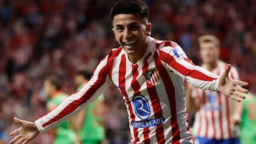 MADRID, 18/10/2025.- El delantero argentino del Atlético de Madrid, Thiago Almada, celebra el primer gol del equipo rojiblanco durante el encuentro correspondiente a la jornada 9 de Laliga EA Sports que disputan hoy sábado Atlético de Madrid y Osasuna en el estadio Metropolitano, en Madrid. EFE / Sergio Pérez.