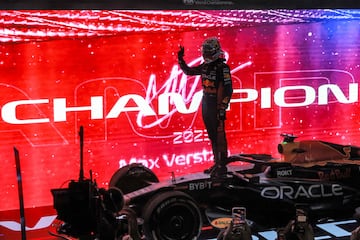 El piloto holandés de Red Bull Racing, Max Verstappen, celebra su tercer título mundial después de la carrera al esprint previa al Gran Premio de Fórmula Uno de Qatar en el Circuito Internacional de Losail.