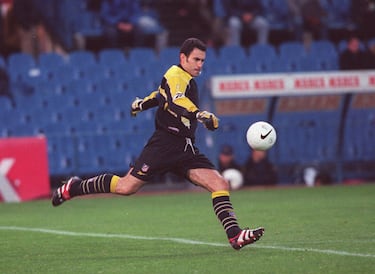 El portero español defendió la portería rojiblanca entre 1995 y 2000. En total, jugó 246 partidos. Consiguió una Liga y una Copa del Rey. 