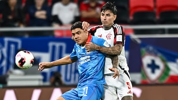AL-RAYYAN (Qatar), 10/12/2025.- Gabriel Fernandez (L) of Cruz Azul in action against Erick Pulgar of Flamengo during the FIFA Intercontinental Cup 2025 match between Cruz Azul and CR Flamengo, dubbed as the FIFA Derby of the Americas 2025, in Al-Rayyan, Qatar, 10 December 2025. (Catar) EFE/EPA/NOUSHAD THEKKAYIL