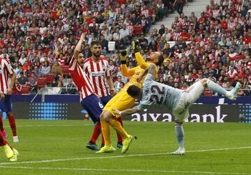 Jugada en la que el jugador del Celta, Santi Mina y el portero del Atlético de Madrid, Oblak, chocan fuertemente. 