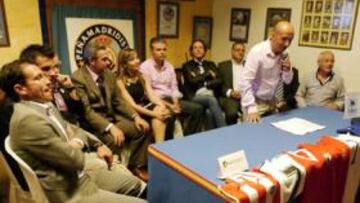 <b>SUS CAMISETAS. </b>Uniformes de los equipos donde jugó Juanito.