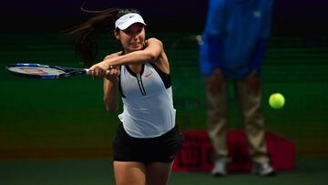 Oceane Dodin devuelve una bola ante Dalma Galfi en el torneo de Budapest.