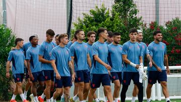 GRAFAND2342. SEVILLA, 06/07/2024.- Los jugadores del Sevilla dirigiéndose hoy sábado a su primer entrenamiento con el nuevo técnico, Francisco Javier García Pimienta, en la ciudad deportiva del club sevillano. EFE/ Julio Muñoz