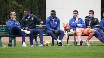 Appiah en el banquillo del Málaga.