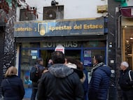 Varias personas hacen cola en una administración de lotería para comprar décimos de cara al Sorteo de El Niño, a 26 de diciembre de 2024, en Madrid (España). Tras la celebración del Sorteo de Navidad, ha comenzado la compra de décimos para el Sorteo de El Niño en las administraciones de lotería. El Sorteo Extraordinario de El Niño, que tendrá lugar el próximo 6 de enero, ha consignado por el momento billetes de lotería por un valor de 118,74 millones de euros en la Comunidad de Madrid. Además, se han expelido 593.691 billetes en la región.
26 DICIEMBRE 2024;RECURSOS;SORTEO;NIÑO;ENERO;LOTERÍA;DÉCIMOS;COLAS;COMPRA
Jesús Hellín / Europa Press
26/12/2024