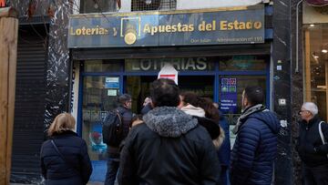 Varias personas hacen cola en una administración de lotería para comprar décimos de cara al Sorteo de El Niño, a 26 de diciembre de 2024, en Madrid (España). Tras la celebración del Sorteo de Navidad, ha comenzado la compra de décimos para el Sorteo de El Niño en las administraciones de lotería. El Sorteo Extraordinario de El Niño, que tendrá lugar el próximo 6 de enero, ha consignado por el momento billetes de lotería por un valor de 118,74 millones de euros en la Comunidad de Madrid. Además, se han expelido 593.691 billetes en la región.
26 DICIEMBRE 2024;RECURSOS;SORTEO;NIÑO;ENERO;LOTERÍA;DÉCIMOS;COLAS;COMPRA
Jesús Hellín / Europa Press
26/12/2024
