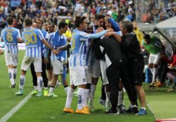 2-1. Amrabat celebra el segundo tanto con sus compañeros.