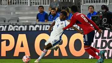 Panama's defender Fidel Escobar (L) and Costa Rica's forward Josimar Alcocer vie for the ball during the Concacaf 2023 Gold Cup Group C football match between Costa Rica and Panama at the DRV PNK stadium, in Fort Lauderdale, Florida on June 26, 2023. (Photo by Chandan KHANNA / AFP)