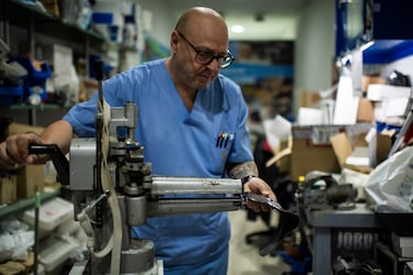 Pablo Cortés Escobar, experto en la manufactura de esas protecciones, elimina con una pequeña radial las partes sobrantes del contorno de la máscara.