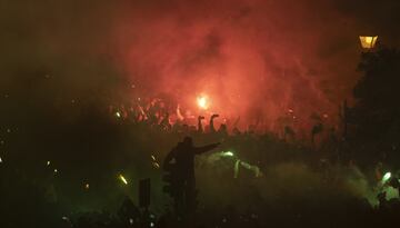 Miles de seguidores reciben a sus equipos a las puertas del Estadio Benito Villamarín.