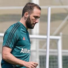 Higuaín no levanta cabeza