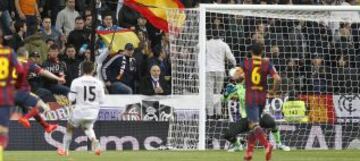 0-1. Iniesta anota el primer gol.