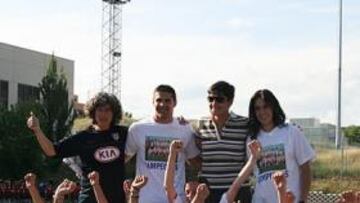 <b>FESTEJO. </b>El equipo posa con Lola, María Vargas y el técnico.