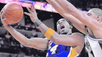 <b>PARTIDAZO SIN PREMIO. </b>Bryant, defendido por Tim Duncan.