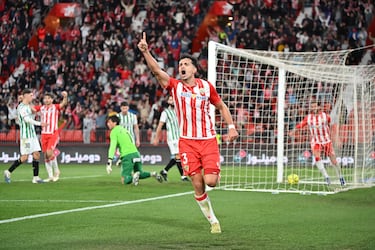 Cuatro victorias encadena el Almería, que llega en un gran momento al tramo importante de la temporada. Álex Muñoz anotó el 2-0 con una delicatessen. Un remate con el exterior de su bota, al fondo de la meta.