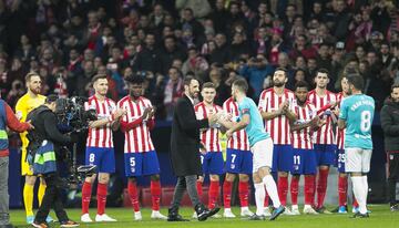 El ex jugador ha recibido en el Wanda Metropolitano un emotivo y merecido homenaje del Atleti, al que se ha sumado el Osasuna, equipo en el que también jugó. En la foto, Juanfran saluda a Oier.