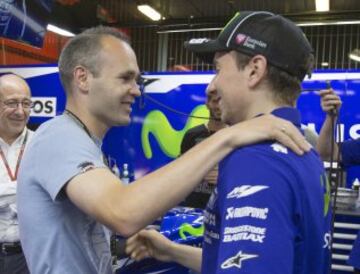 Andrés Iniesta visita los boxes de Yamaha y Honda