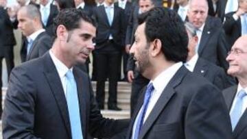 <b>REVUELO. </b>Hierro y Al-Thani se saludan en la recepción en el Ayuntamiento, con De la Torre de testigo.