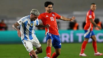 Argentina's midfielder Rodrigo De Paul (L) and Chile's midfielder Victor Davila the Mas Monumental stadium in Buenos Aires on September 5, 2024. (Photo by Luis ROBAYO / AFP)