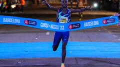 Llegada del etíope Lamecha Girma tras finalizar la 24ª edición de la Cursa dels Nassos 2022, que este sábado despide el año por las calles de Barcelona con la participación de 10.060 corredores. EFE/Alejandro García