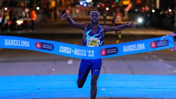 Llegada del et¨ªope Lamecha Girma tras finalizar la 24? edici¨®n de la Cursa dels Nassos 2022, que este s¨¢bado despide el a?o por las calles de Barcelona con la participaci¨®n de 10.060 corredores. EFE/Alejandro Garc¨ªa
