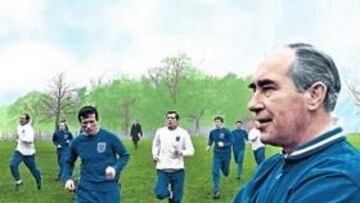 <b>DISCIPLINA. </b>Ramsey, que era muy exigente, dirigiendo un entrenamiento de la selección inglesa.