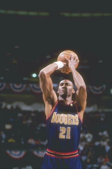 El ala-pívot (27 de marzo de 1967, Florida) conquistó la medalla de oro en España cuando aún estudiaba en la Universidad de Georgia Tech. Solo jugó seis partidos en el campeonato. La NBA fue un ‘pasatiempo’ antes de desembarcar en su verdadera pasión: los coches. Mientras jugaba en Denver Nuggets (1993-97) se convirtió en un conductor de coches de resistencia. Desde 1996 es propietario del equipo NHRA. También tiene un concesionario en Darlington (Carolina del Sur).