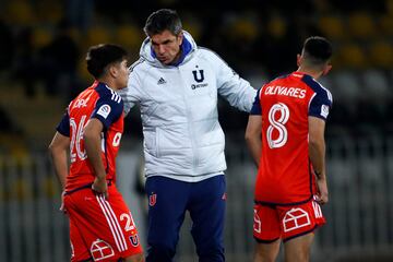 Cristian Pardo (izquierda) junto a Mauricio Pellegrino, el día que lo hizo debutar en el profesionalismo.