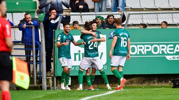 Cubero felicita a Nico Serrano tras su gol.