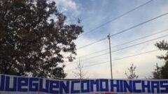 Hinchas se reúnen fuera del CDA a "apretar" al equipo