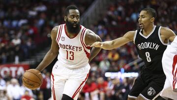 Spencer Dinwiddie defiende a James Harden.