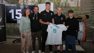 Viajó desde Nueva Zelanda para ver a su hijo en el Mundial y se enamoró de Chile: “Nunca vi algo igual”