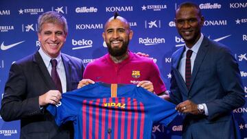 GRAF2783 BARCELONA, 6/8/2018.- El centrocampista internacional chileno Arturo Vidal, acompa&ntilde;ado por el responsable del &Aacute;rea Deportiva del FC Barcelona, Jordi Mestre (i) y del director deportivo del club azulgrana, Eric Abidal (d), durante el