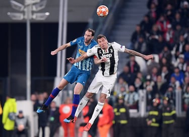Diego Godn y Mario Mandzukic.