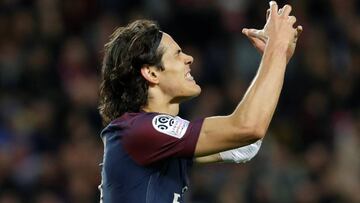 Cavani lamentándose durante un partido.