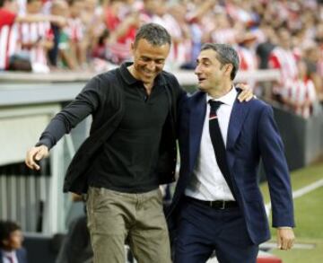 El entrenador del FC Barcelona, Luis Enrique, saluda al del Athletic de Bilbao, Ernesto Valverde 