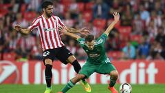 BILBAO, SPAIN - SEPTEMBER 29:  Louis Schaub of Rapid Vienna holds off the challenge from Raul Garcia of Athletic Bilbao during the UEFA Europa League group F match between Athletic Club and SK Rapid Wien at the Estadio de San Mames on September 29, 2016 in Bilbao, Spain.  (Photo by David Ramos/Getty Images)