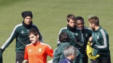 Mourinho, durante el entrenamiento del Real Madrid.