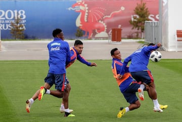 La Selección Colombia realizó su primer entrenamiento abierto al público en el estadio Sviyaga en Rusia, preparando el debut mundialista del 19 de junio ante Japón en Saransk. James y Barrios, los ausentes.