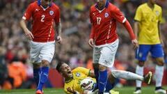 Gary Medel se retira mientras Neymar grita por el pisot&oacute;n.