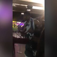 La discusión de Anteto y su hermano con un fan que le increpó tras la derrota ante los Lakers