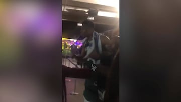 La discusión de Anteto y su hermano con un fan que le increpó tras la derrota ante los Lakers