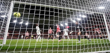 0-2. Centro de Trent Alexander-Arnold al segundo palo que cabecea Kylian Mbappé al lado contrario. El balón, le llega a Eduardo Camavinga que remata, también con la testa, a puerta vacía y subir el segundo tanto al marcador.