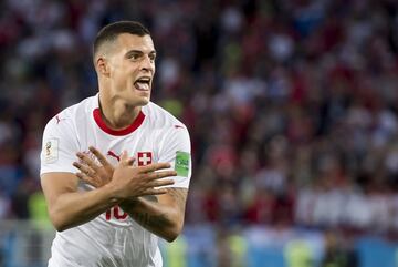 El mediocampista del Arsenal anotó en la victoria suiza frente a Serbia, festejando con el símbolo albanés, nacion de origen de Xhaka.