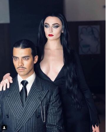 La actriz inglesa Sophie Turner disfrazada de 'Morticia Addams'.