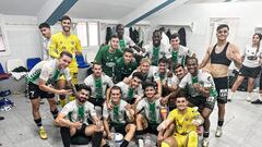 Los jugadores del Antequera festejan la victoria en el vestuario.