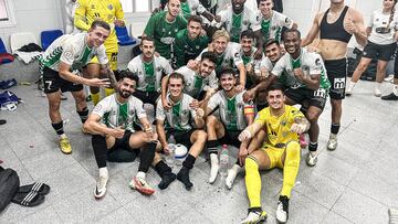 Los jugadores del Antequera festejan la victoria en el vestuario.