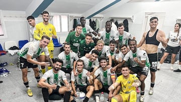 Los jugadores del Antequera festejan la victoria en el vestuario.