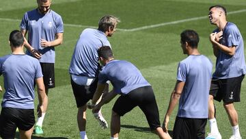 Cristiano Ronaldo baja los pantalones a Coentrao mientras Pepe se r&iacute;e en el entrenamiento del Real Madrid.